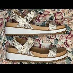 Lucky Brand sz 8 Idenia Wedge Sandal White Strap